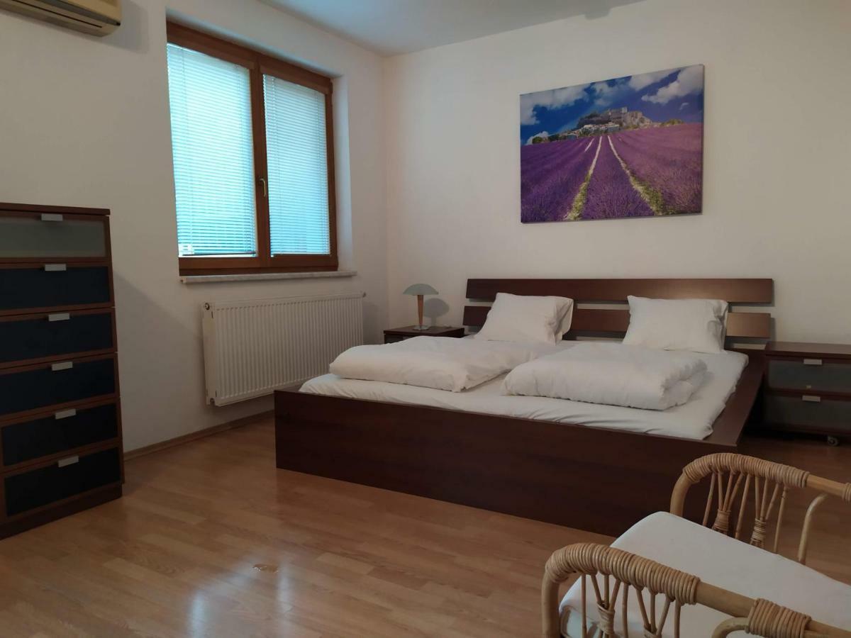 Kate & Jenny - Two-Level Apartment In The Old Town Bratislava Bagian luar foto